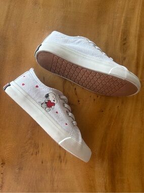 SNOOPY ❤️ Kids White Canvas Sneakers with Red Heart Accent (10US)